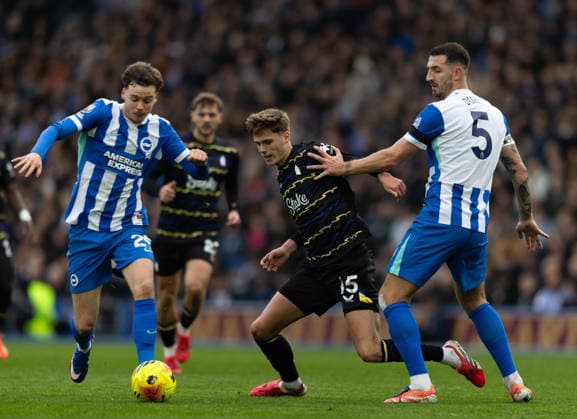 BRIGHTON, ENGLAND - JANUARY 31: Maxim De Cuyper (left) and Lewis Dunk of Brighton & Hove Albion battles for the ball with Harrison Armstrong of Everton during the Premier League match between Brighton & Hove Albion and Everton at Amex Stadium on January 31, 2026 in Brighton, England. (Photo by Ben Peters) SPO  Copyright: xBenxPeters