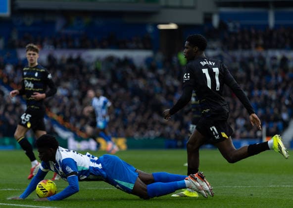 BRIGHTON, ENGLAND - JANUARY 31: Carlos Baleba of Brighton & Hove Albion is fouled by Thierno Barry of Everton during the Premier League match between Brighton & Hove Albion and Everton at Amex Stadium on January 31, 2026 in Brighton, England. (Photo by Ben Peters) SPO  Copyright: xBenxPeters