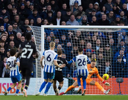 BRIGHTON, ENGLAND - JANUARY 31: Brighton & Hove Albion goalkeeper Bart Verbruggen saves a shot from Kiernan Dewsbury-Hall of Everton during the Premier League match between Brighton & Hove Albion and Everton at Amex Stadium on January 31, 2026 in Brighton, England. (Photo by Ben Peters) SPO  Copyright: xBenxPeters