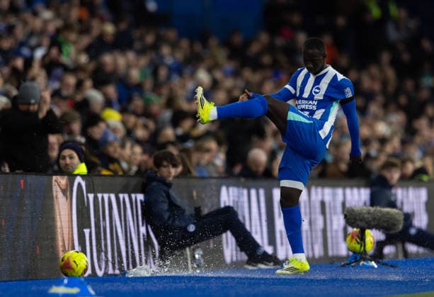 BRIGHTON, ENGLAND - JANUARY 31: Yankuba Minteh of Brighton & Hove Albion kicks a water bottle during the Premier League match between Brighton & Hove Albion and Everton at Amex Stadium on January 31, 2026 in Brighton, England. (Photo by Ben Peters) SPO  Copyright: xBenxPeters