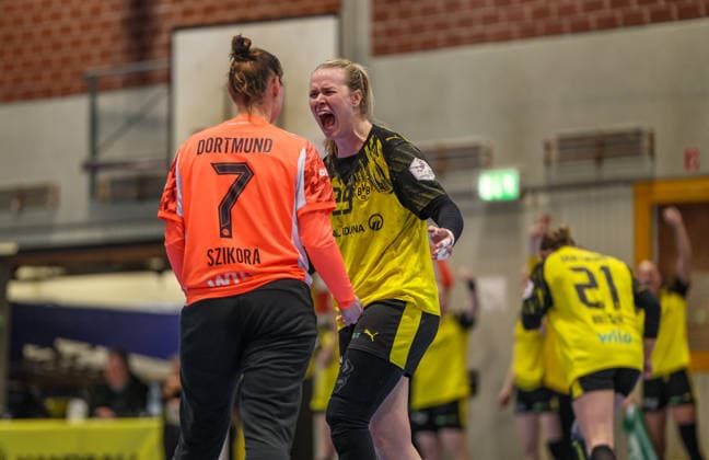 GER, Dortmund, Borussia Dortmund vs HSG Bensheim Auerbach Flames, Alsco Handball Bundesliga Frauen, Handball, DHB, Spielzeit 2025 2026, Sporthalle Wellinghofen, 15. Spieltag im Bild v.l.: Melinda Szikora (Borussia Dortmund Handball 7) und Emma Olsson (Borussia Dortmund 29d) zeigen Emotionen, Jubel, gegen HSG Bensheim Auerbach Flames DFB DFL REGULATIONS PROHIBIT ANY USE OF PHOTOGRAPHS AS IMAGE SEQUENCES AND OR QUASI-VIDEO, 31.01.2026 Copyright: HMBxMedia HendrikxHamelau