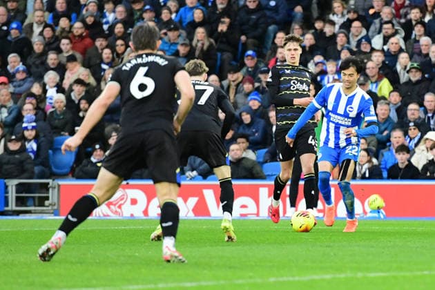 Brighton and Hove Albion v Everton, Premier League Kaoru Mitoma Midfielder of Brighton and Hove Albion looks to play his way past two Everton players during the Premier League match between Brighton and Hove Albion and Everton at the American Express Stadium, Brighton and Hove, UK on 31 January 2026. Brighton and Hove American Express Stadium East Sussex UK Editorial use only DataCo restrictions apply See www.football-dataco.com , Copyright: xJeffxMoodx PSI-23658-0108