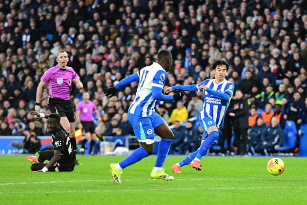 Brighton and Hove Albion v Everton, Premier League Yankuba Minteh Forward of Brighton and Hove Albion and Kaoru Mitoma Midfielder of Brighton and Hove Albion in action during the Premier League match between Brighton and Hove Albion and Everton at the American Express Stadium, Brighton and Hove, UK on 31 January 2026. Brighton and Hove American Express Stadium East Sussex UK Editorial use only DataCo restrictions apply See www.football-dataco.com , Copyright: xJeffxMoodx PSI-23658-0110