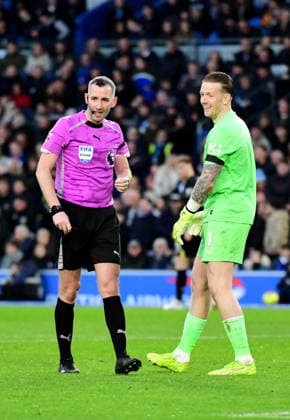 Brighton and Hove Albion v Everton, Premier League Jordan Pickford Goalkeeper of Everton FC shares a humorous moment with referee Christopher Kavanagh during the Premier League match between Brighton and Hove Albion and Everton at the American Express Stadium, Brighton and Hove, UK on 31 January 2026. Brighton and Hove American Express Stadium East Sussex UK Editorial use only DataCo restrictions apply See www.football-dataco.com , Copyright: xJeffxMoodx PSI-23658-0114
