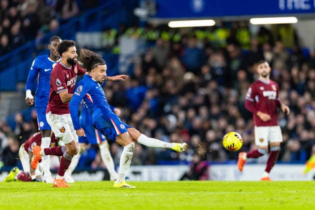 Chelsea v West Ham United, Premier League Chelsea defender Malo Gusto (27) passes the ball during the Premier League match between Chelsea and West Ham United at Stamford Bridge, London, UK on 31 January 2026. London Stamford Bridge Greater London UK Editorial use only DataCo restrictions apply See www.football-dataco.com , Copyright: xToyinxOshodix PSI-23659-0047