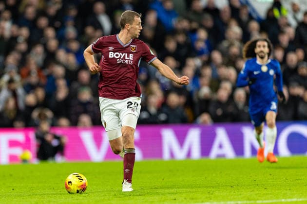 Chelsea v West Ham United, Premier League West Ham United midfielder Tomas Soucek (28) heads upfield during the Premier League match between Chelsea and West Ham United at Stamford Bridge, London, UK on 31 January 2026. London Stamford Bridge Greater London UK Editorial use only DataCo restrictions apply See www.football-dataco.com , Copyright: xToyinxOshodix PSI-23659-0052