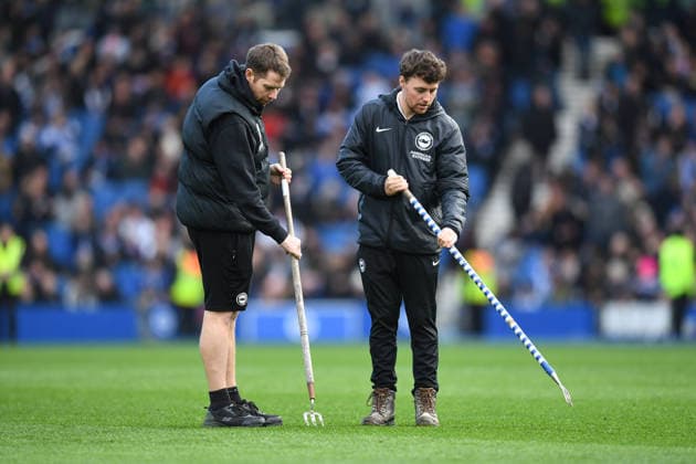 Brighton and Hove Albion v Everton, Premier League Brighton s grounds-men prepare the pitch ready for the Premier League match between Brighton and Hove Albion and Everton at the American Express Stadium, Brighton and Hove, UK on 31 January 2026. Brighton and Hove American Express Stadium East Sussex UK Editorial use only DataCo restrictions apply See www.football-dataco.com , Copyright: xJeffxMoodx PSI-23658-0078