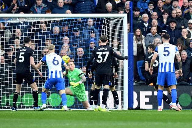 Brighton and Hove Albion v Everton, Premier League David Moyes Manager of Everton makes a close range save from Jan Paul van Hecke Defender of Brighton and Hove Albion during the Premier League match between Brighton and Hove Albion and Everton at the American Express Stadium, Brighton and Hove, UK on 31 January 2026. Brighton and Hove American Express Stadium East Sussex UK Editorial use only DataCo restrictions apply See www.football-dataco.com , Copyright: xJeffxMoodx PSI-23658-0080