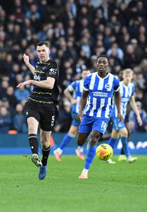 Brighton and Hove Albion v Everton, Premier League Michael Keane Defender of Everton FC plays the ball under the watchful eye of Danny Welbeck Forward of Brighton and Hove Albion during the Premier League match between Brighton and Hove Albion and Everton at the American Express Stadium, Brighton and Hove, UK on 31 January 2026. Brighton and Hove American Express Stadium East Sussex UK Editorial use only DataCo restrictions apply See www.football-dataco.com , Copyright: xJeffxMoodx PSI-23658-0083