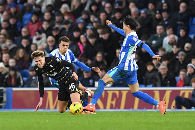 Brighton and Hove Albion v Everton, Premier League Kaoru Mitoma Midfielder of Brighton and Hove Albion gets to the ball ahead of Harrison Armstrong Midfielder of Everton FC during the Premier League match between Brighton and Hove Albion and Everton at the American Express Stadium, Brighton and Hove, UK on 31 January 2026. Brighton and Hove American Express Stadium East Sussex UK Editorial use only DataCo restrictions apply See www.football-dataco.com , Copyright: xJeffxMoodx PSI-23658-0089