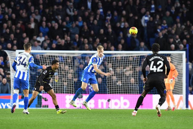 Brighton and Hove Albion v Everton, Premier League Jan Paul van Hecke Defender of Brighton and Hove Albion makes a headed clearance during the Premier League match between Brighton and Hove Albion and Everton at the American Express Stadium, Brighton and Hove, UK on 31 January 2026. Brighton and Hove American Express Stadium East Sussex UK Editorial use only DataCo restrictions apply See www.football-dataco.com , Copyright: xJeffxMoodx PSI-23658-0091