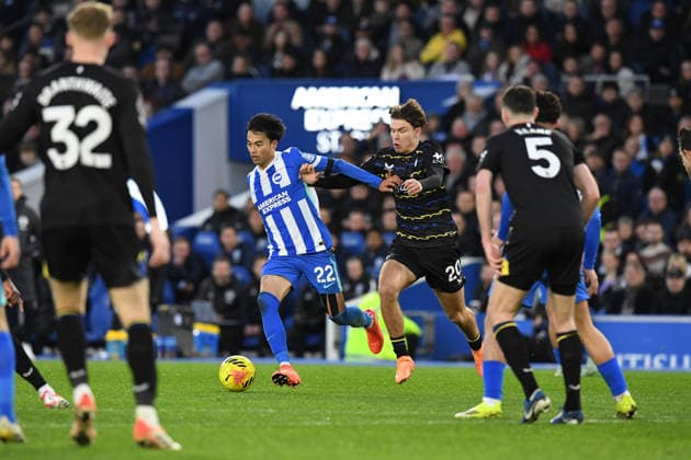 Brighton and Hove Albion v Everton, Premier League Kaoru Mitoma Midfielder of Brighton and Hove Albion and Tyler Dibling Forward of Everton FC in action during the Premier League match between Brighton and Hove Albion and Everton at the American Express Stadium, Brighton and Hove, UK on 31 January 2026. Brighton and Hove American Express Stadium East Sussex UK Editorial use only DataCo restrictions apply See www.football-dataco.com , Copyright: xJeffxMoodx PSI-23658-0100