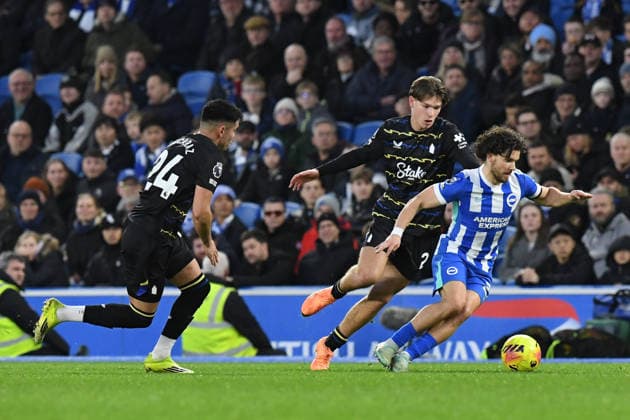 Brighton and Hove Albion v Everton, Premier League Ferdi KadÄ±oÄülu Defender of Brighton and Hove Albion holds onto the ball under pressure from Tyler Dibling Forward of Everton FC during the Premier League match between Brighton and Hove Albion and Everton at the American Express Stadium, Brighton and Hove, UK on 31 January 2026. Brighton and Hove American Express Stadium East Sussex UK Editorial use only DataCo restrictions apply See www.football-dataco.com , Copyright: xJeffxMoodx PSI-23658-0105