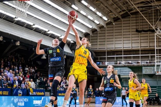 Basketball Berlin 31.01.2026 Saison 2025 2026 DBBL 1. Bundesliga Alba Berlin - Saarlouis Royals Alina Hartmann (Alba, No.29) Egle Zabotkaite (Saarlouis, No.12) Emma Eichmeyer (Saarlouis, No.09)