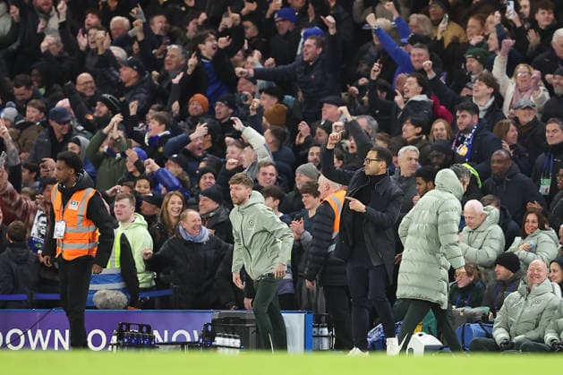 31st January 2026; Stamford Bridge, Chelsea, London, England: Premier League Football, Chelsea versus West Ham United; Chelsea manager Liam Rosenior gives instructions after Enzo Fernandez goal in the 90th+2 minute for 3-2  KatiexChan Content restricted for UK based newspaper