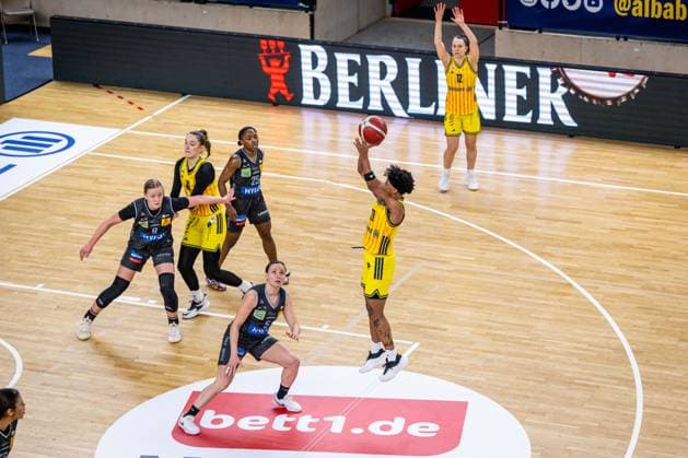 Basketball Berlin 31.01.2026 Saison 2025 2026 DBBL 1. Bundesliga Alba Berlin - Saarlouis Royals Deeshyra Thomas (Alba, No.21) Magaly Meynadier (Saarlouis, No.05)