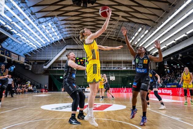 Basketball Berlin 31.01.2026 Saison 2025 2026 DBBL 1. Bundesliga Alba Berlin - Saarlouis Royals Alina Hartmann (Alba, No.29) Martha Burse (Saarlouis, No.25)
