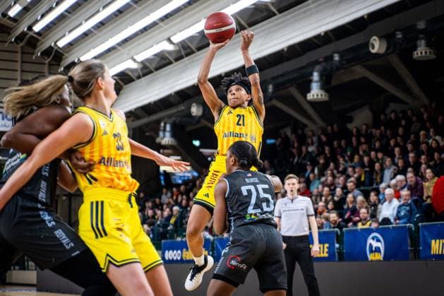 Basketball Berlin 31.01.2026 Saison 2025 2026 DBBL 1. Bundesliga Alba Berlin - Saarlouis Royals Deeshyra Thomas (Alba, No.21) Martha Burse (Saarlouis, No.25)