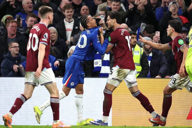 Chelsea v West Ham 28th January 2026, London - Premier League Football - Chelsea v West Ham United - Konstantinos Mavropanos of West Ham United grabs the shirt of Joao Pedro of Chelsea as things get heated - Photo: Charlotte Wilson Offside. London UK Copyright: xCharlottexWilsonx xOffsidexOffside