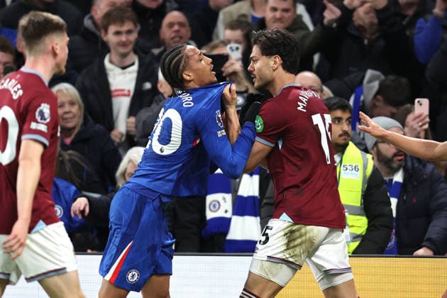 Chelsea v West Ham 28th January 2026, London - Premier League Football - Chelsea v West Ham United - Konstantinos Mavropanos of West Ham United grabs the shirt of Joao Pedro of Chelsea as things get heated - Photo: Charlotte Wilson Offside. London UK Copyright: xCharlottexWilsonx xOffsidexOffside