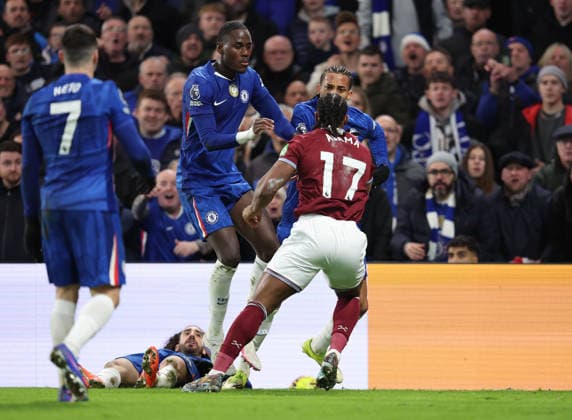 Chelsea v West Ham 28th January 2026, London - Premier League Football - Chelsea v West Ham United - Trevoh Chalobah and Joao Pedro of Chelsea get into a heated argument with Adama Traore of West Ham United - Photo: Charlotte Wilson Offside. London UK Copyright: xCharlottexWilsonx xOffsidexOffside