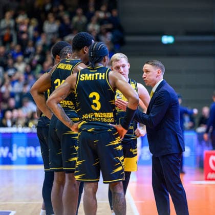 Mikko, Riipinen (Trainer, MHP Riesen Ludwigsburg) macht letzte Absprache mit, Stef, Smith (Guard, MHP Riesen Ludwigsburg, 3), Maxwell, Dongmo Temoka (Forward, MHP Riesen Ludwigsburg, 39), Toms, Skuja (Guard, MHP Riesen Ludwigsburg, 5) GER, Science City Jena gegen MHP Riesen Ludwigsburg, easyCredit Basketball Bundesliga, Basketball, 18.Spieltag, Saison 2025 2026, 31.01.2026 GER, Science City Jena gegen MHP Riesen Ludwigsburg, easyCredit Basketball Bundesliga, 18.Spieltag, Saison 2025 2026, 31.01.2026 Jena Copyright: xEibner-Pressefoto MartinxHerbstx EP_MHT