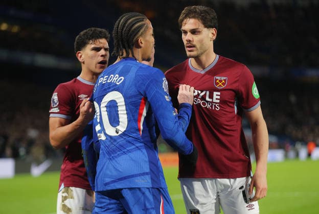 Chelsea v West Ham United, English Premier League, Stamford Bridge, London, UK - 31 01 2026 Joao Pedro of Chelsea squares up to Konstantinos Mavropanos of West Ham United during the Premier League game at Stamford Bridge London Stamford Bridge London GBR, UK NEWSPAPERS OUT Copyright: xMarkxGreenwoodx
