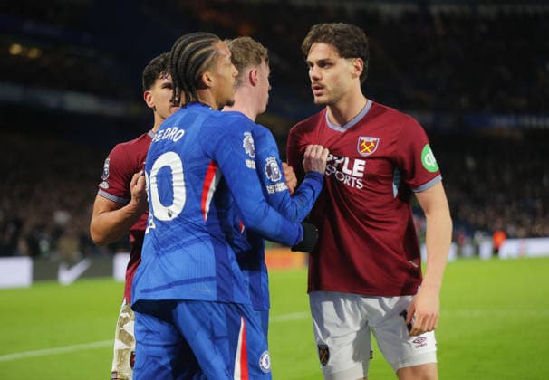 Chelsea v West Ham United, English Premier League, Stamford Bridge, London, UK - 31 01 2026 Joao Pedro of Chelsea squares up to Konstantinos Mavropanos of West Ham United during the Premier League game at Stamford Bridge London Stamford Bridge London GBR, UK NEWSPAPERS OUT Copyright: xMarkxGreenwoodx