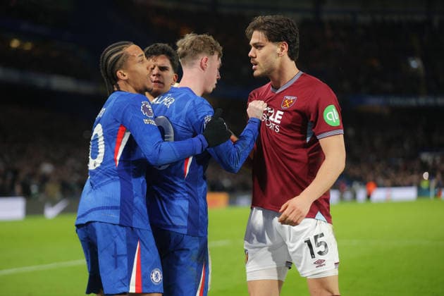 Chelsea v West Ham United, English Premier League, Stamford Bridge, London, UK - 31 01 2026 Joao Pedro of Chelsea separates Joao Pedro and Konstantinos Mavropanos of West Ham United during the Premier League game at Stamford Bridge London Stamford Bridge London GBR, UK NEWSPAPERS OUT Copyright: xMarkxGreenwoodx