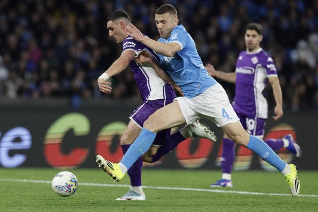CALCIO - Serie A - SSC Napoli vs ACF Fiorentina Fiorentina s Italian forward Roberto Piccoli challenges for the ball with Napoli s Italian defender Alessandro Buongiorno during the Serie A football match between SSC Napoli and Fiorentina at the Diego Armando Maradona Stadium in Naples on January 31, 2026. Naples Italy  Copyright: xIPAxSport ABACAx