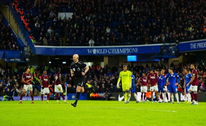 Referee Anthony Taylor runs to check the VAR monitor before sending off Jean-Clair Todibo of West Ham United for violent conduct Chelsea v West Ham United, Premier League, Football, Stamford Bridge, London, UK - 31 Jan 2026London Stamford Bridge United Kingdom EDITORIAL USE ONLY No use with unauthorised audio, video, data, fixture lists, club league logos or live services. Online in-match use limited to 120 images, no video emulation. No use in betting, games or single club league player publications. Copyright: xJavierxGarcia Shutterstockx 16496749ay
