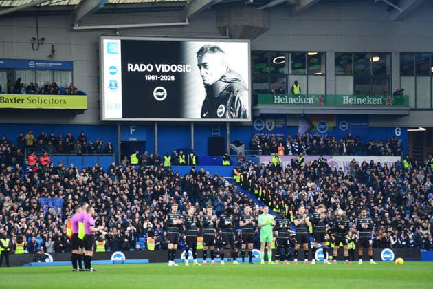 Brighton and Hove Albion v Everton, Premier League Players and Officials stand together for a minutes silence in memory of Brighton Women s and Girls Head coach Rado Vidosic before the Premier League match between Brighton and Hove Albion and Everton at the American Express Stadium, Brighton and Hove, UK on 31 January 2026. Brighton and Hove American Express Stadium East Sussex UK Editorial use only DataCo restrictions apply See www.football-dataco.com , Copyright: xJeffxMoodx PSI-23658-0123