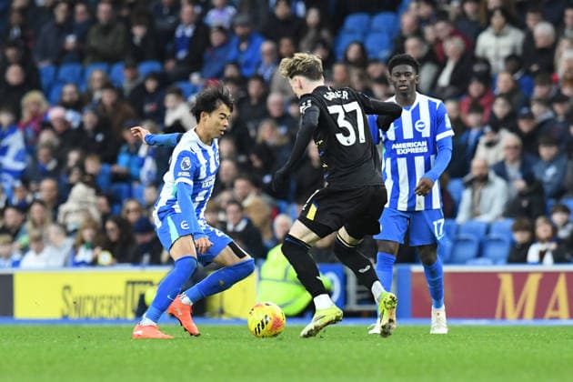 Brighton and Hove Albion v Everton, Premier League Kaoru Mitoma Midfielder of Brighton and Hove Albion looks to play the ball past James Garner Midfielder of Everton FC watched on by Carlos Baleba Midfielder of Brighton and Hove Albion during the Premier League match between Brighton and Hove Albion and Everton at the American Express Stadium, Brighton and Hove, UK on 31 January 2026. Brighton and Hove American Express Stadium East Sussex UK Editorial use only DataCo restrictions apply See www.football-dataco.com , Copyright: xJeffxMoodx PSI-23658-0133