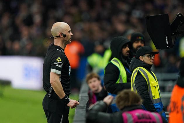 Chelsea v West Ham United, Premier League Antony Taylor checking the VAR during the Chelsea v West Ham United Premier League match at Stamford Bridge, London, England on 31 January 2026 Credit: Dylan Hepworth Every Second Media Editorial use only. All images are copyright Every Second Media Limited. No images may be reproduced without prior permission. All rights reserved. Premier League and Football League images are subject to licensing agreements with Football DataCo Limited. see https: www.football-dataco.com Copyright: xIMAGO EveryxSecondxMediax ESM-1782-0095 DylanxHepworthx xEveryxSecondxMediax