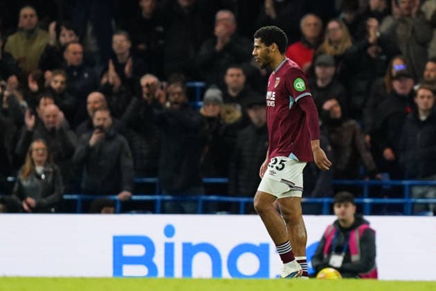 Chelsea v West Ham United, Premier League Jean-Clair Todibo of West Ham United leaving the pitch after being sent off for violent conduct during the Chelsea v West Ham United Premier League match at Stamford Bridge, London, England on 31 January 2026 Credit: Dylan Hepworth Every Second Media Editorial use only. All images are copyright Every Second Media Limited. No images may be reproduced without prior permission. All rights reserved. Premier League and Football League images are subject to licensing agreements with Football DataCo Limited. see https: www.football-dataco.com Copyright: xIMAGO EveryxSecondxMediax ESM-1782-0096 DylanxHepworthx xEveryxSecondxMediax