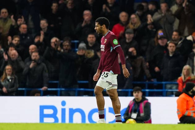 Chelsea v West Ham United, Premier League Jean-Clair Todibo of West Ham United leaving the pitch after being sent off for violent conduct during the Chelsea v West Ham United Premier League match at Stamford Bridge, London, England on 31 January 2026 Credit: Dylan Hepworth Every Second Media Editorial use only. All images are copyright Every Second Media Limited. No images may be reproduced without prior permission. All rights reserved. Premier League and Football League images are subject to licensing agreements with Football DataCo Limited. see https: www.football-dataco.com Copyright: xIMAGO EveryxSecondxMediax ESM-1782-0097 DylanxHepworthx xEveryxSecondxMediax