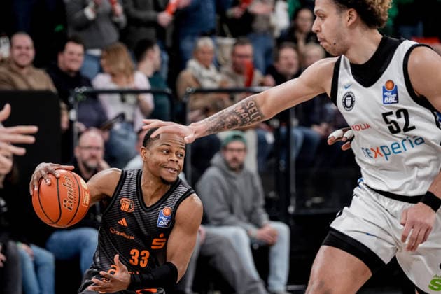 Deutschland: easyCredit BBL, Hauptrunde 2025 26, 18. Spieltag Veolia Towers Hamburg vs NINERS Chemnitz Inselpark Arena (Hamburg): Eric Washington (NINERS Chemnitz, 33), Zacharie Perrin (Veolia Towers Hamburg, 52) Copyright: xStefanxTrochax