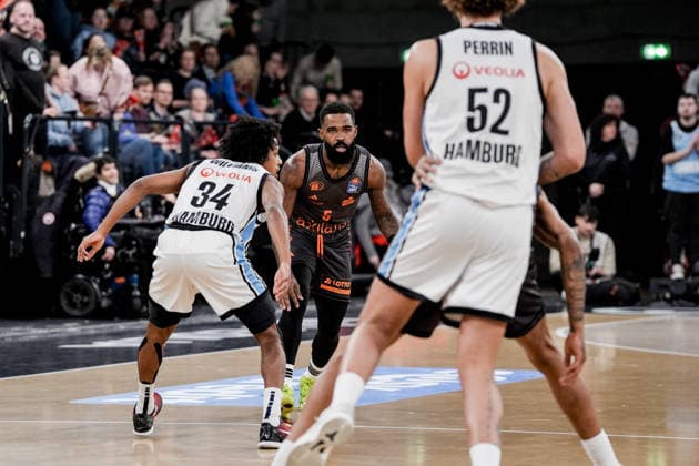 Deutschland: easyCredit BBL, Hauptrunde 2025 26, 18. Spieltag Veolia Towers Hamburg vs NINERS Chemnitz Inselpark Arena (Hamburg): Corey Davis (NINERS Chemnitz, 5), Zacharie Perrin (Veolia Towers Hamburg, 52), Ross Williams (Veolia Towers Hamburg, 34) Copyright: xStefanxTrochax
