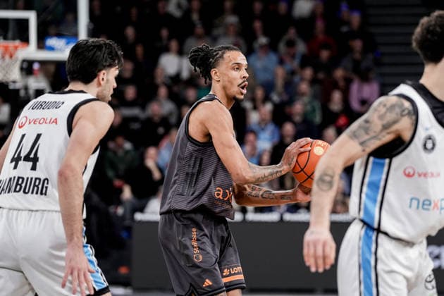 Deutschland: easyCredit BBL, Hauptrunde 2025 26, 18. Spieltag Veolia Towers Hamburg vs NINERS Chemnitz Inselpark Arena (Hamburg): Kevin Yebo (NINERS Chemnitz, 0), Benedikt TurudiÄ‡ (Veolia Towers Hamburg, 44), Devon Daniels (Veolia Towers Hamburg, 21) Copyright: xStefanxTrochax