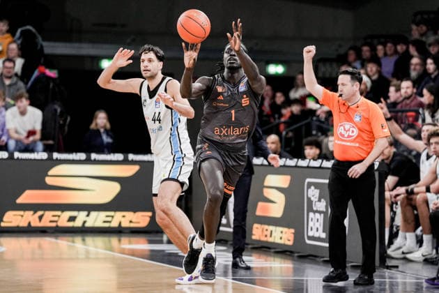 Deutschland: easyCredit BBL, Hauptrunde 2025 26, 18. Spieltag Veolia Towers Hamburg vs NINERS Chemnitz Inselpark Arena (Hamburg): Aher Uguak (NINERS Chemnitz, 1), Benedikt TurudiÄ‡ (Veolia Towers Hamburg, 44) Copyright: xStefanxTrochax