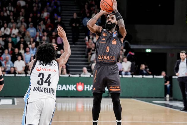 Deutschland: easyCredit BBL, Hauptrunde 2025 26, 18. Spieltag Veolia Towers Hamburg vs NINERS Chemnitz Inselpark Arena (Hamburg): Ross Williams (Veolia Towers Hamburg, 34), Corey Davis (NINERS Chemnitz, 5), Benka Barloschky (Veolia Towers Hamburg, Head-Coach) Copyright: xStefanxTrochax