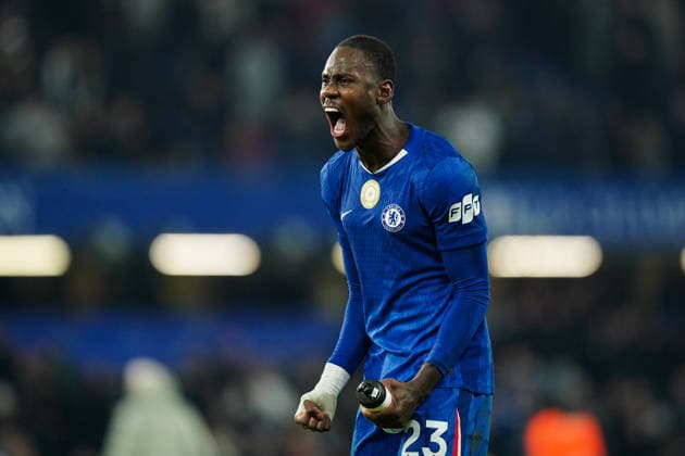 Chelsea v West Ham United, Premier League Trevoh Chalobah of Chelsea celebrating with the fans after the Chelsea v West Ham United Premier League match at Stamford Bridge, London, England on 31 January 2026 Credit: Dylan Hepworth Every Second Media Editorial use only. All images are copyright Every Second Media Limited. No images may be reproduced without prior permission. All rights reserved. Premier League and Football League images are subject to licensing agreements with Football DataCo Limited. see https: www.football-dataco.com Copyright: xIMAGO EveryxSecondxMediax ESM-1782-0111 DylanxHepworthx xEveryxSecondxMediax