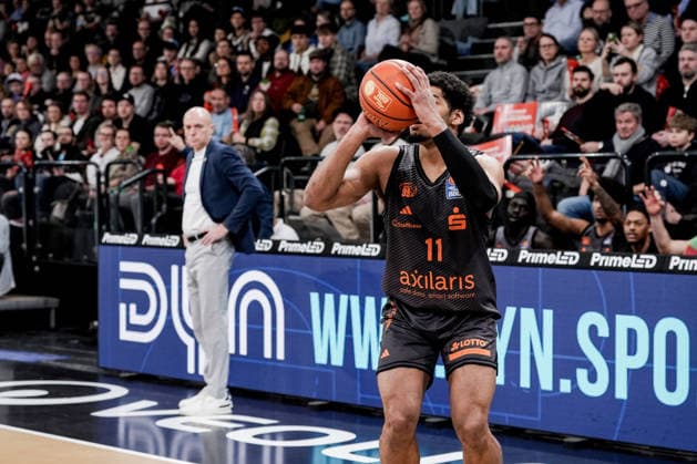 Deutschland: easyCredit BBL, Hauptrunde 2025 26, 18. Spieltag Veolia Towers Hamburg vs NINERS Chemnitz Inselpark Arena (Hamburg): Kostja Mushidi (NINERS Chemnitz, 11), Rodrigo Pastore (NINERS Chemnitz, Head-Coach) Copyright: xStefanxTrochax