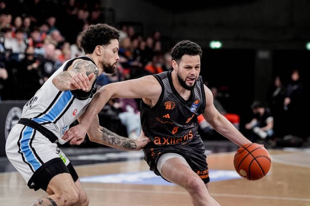 Deutschland: easyCredit BBL, Hauptrunde 2025 26, 18. Spieltag Veolia Towers Hamburg vs NINERS Chemnitz Inselpark Arena (Hamburg): Devon Daniels (Veolia Towers Hamburg, 21), Jordan Schakel (NINERS Chemnitz, 8) Copyright: xStefanxTrochax