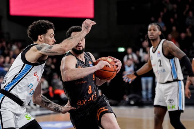 Deutschland: easyCredit BBL, Hauptrunde 2025 26, 18. Spieltag Veolia Towers Hamburg vs NINERS Chemnitz Inselpark Arena (Hamburg): Devon Daniels (Veolia Towers Hamburg, 21), Jordan Schakel (NINERS Chemnitz, 8), Leonard Thorpe Jr. (Veolia Towers Hamburg, 2) Copyright: xStefanxTrochax