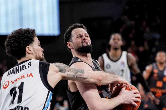 Deutschland: easyCredit BBL, Hauptrunde 2025 26, 18. Spieltag Veolia Towers Hamburg vs NINERS Chemnitz Inselpark Arena (Hamburg): Devon Daniels (Veolia Towers Hamburg, 21), Jordan Schakel (NINERS Chemnitz, 8), Leonard Thorpe Jr. (Veolia Towers Hamburg, 2), Eric Washington (NINERS Chemnitz, 33) Copyright: xStefanxTrochax
