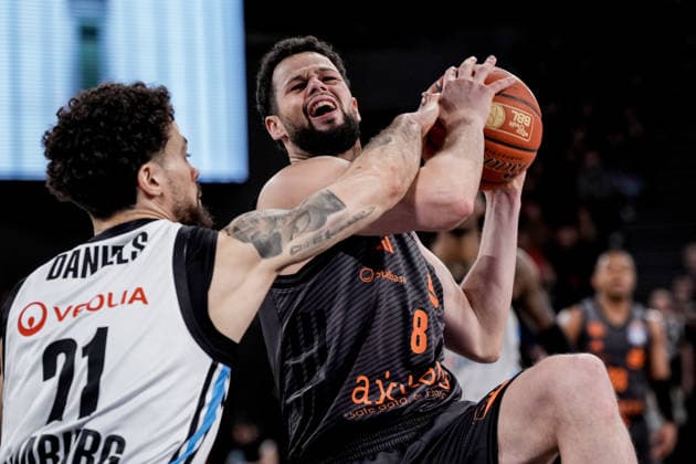 Deutschland: easyCredit BBL, Hauptrunde 2025 26, 18. Spieltag Veolia Towers Hamburg vs NINERS Chemnitz Inselpark Arena (Hamburg): Devon Daniels (Veolia Towers Hamburg, 21), Jordan Schakel (NINERS Chemnitz, 8) Copyright: xStefanxTrochax