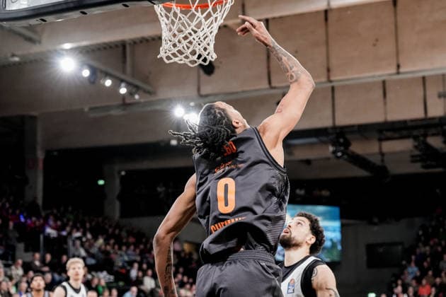 Deutschland: easyCredit BBL, Hauptrunde 2025 26, 18. Spieltag Veolia Towers Hamburg vs NINERS Chemnitz Inselpark Arena (Hamburg): Kevin Yebo (NINERS Chemnitz, 0), Devon Daniels (Veolia Towers Hamburg, 21), Copyright: xStefanxTrochax