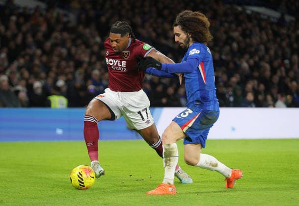 Chelsea v West Ham United, English Premier League, Stamford Bridge, London, UK - 31 01 2026 Adama Traore of West Ham United holds off Marc Cucurella of Chelsea during the Premier League game at Stamford Bridge London Stamford Bridge London GBR, UK NEWSPAPERS OUT Copyright: xMarkxGreenwoodx