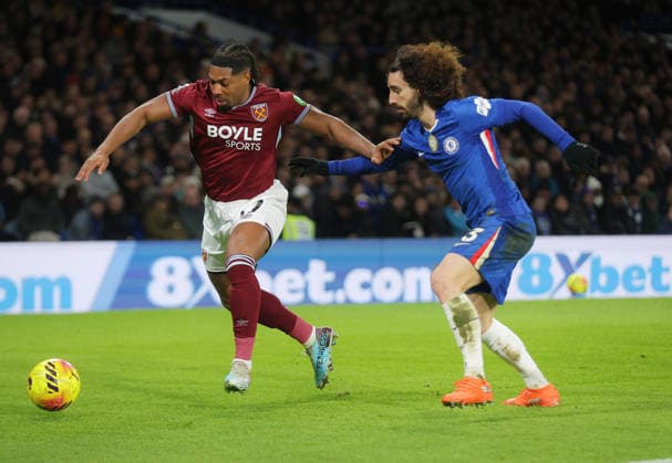 Chelsea v West Ham United, English Premier League, Stamford Bridge, London, UK - 31 01 2026 Adama Traore of West Ham United holds off Marc Cucurella of Chelsea during the Premier League game at Stamford Bridge London Stamford Bridge London GBR, UK NEWSPAPERS OUT Copyright: xMarkxGreenwoodx